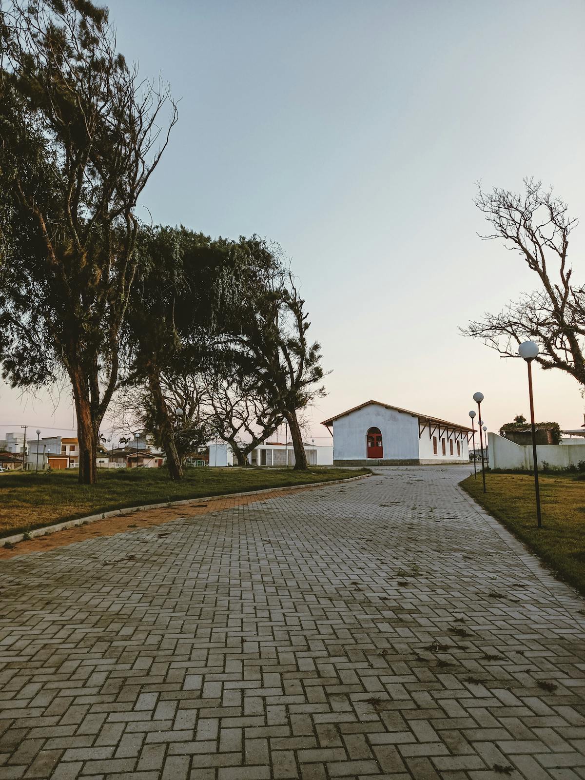Allée pavée aménagée dans les Alpes-Maritimes